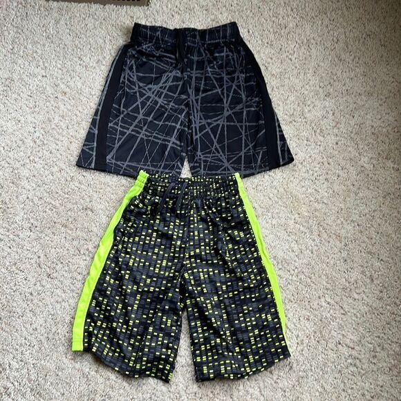 Set of 2 Boys size 10/12 printed shorts - Picture 1 of 4
